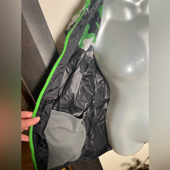 Land’s End camo/black Boys windbreaker. Size Medium 10/12. EUC Like new! - Picture 6 of 9